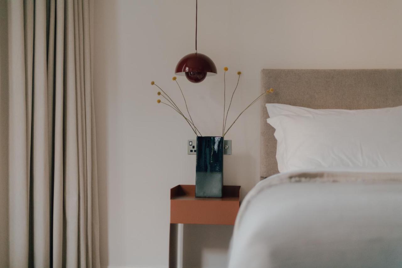 Leighton House - Boutique Guesthouse Bath Eksteriør bilde A bedside table