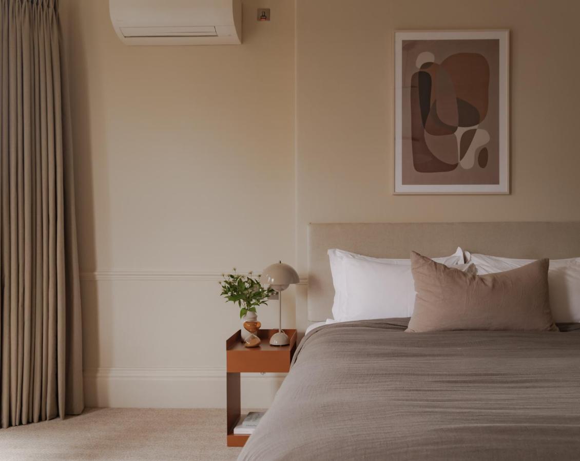 Leighton House - Boutique Guesthouse Bath Eksteriør bilde A bedroom with a wall mounted air conditioner