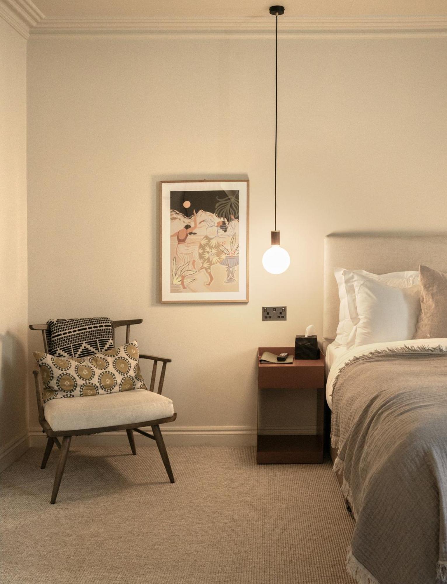 Leighton House - Boutique Guesthouse Bath Eksteriør bilde A bedroom with a light bulb