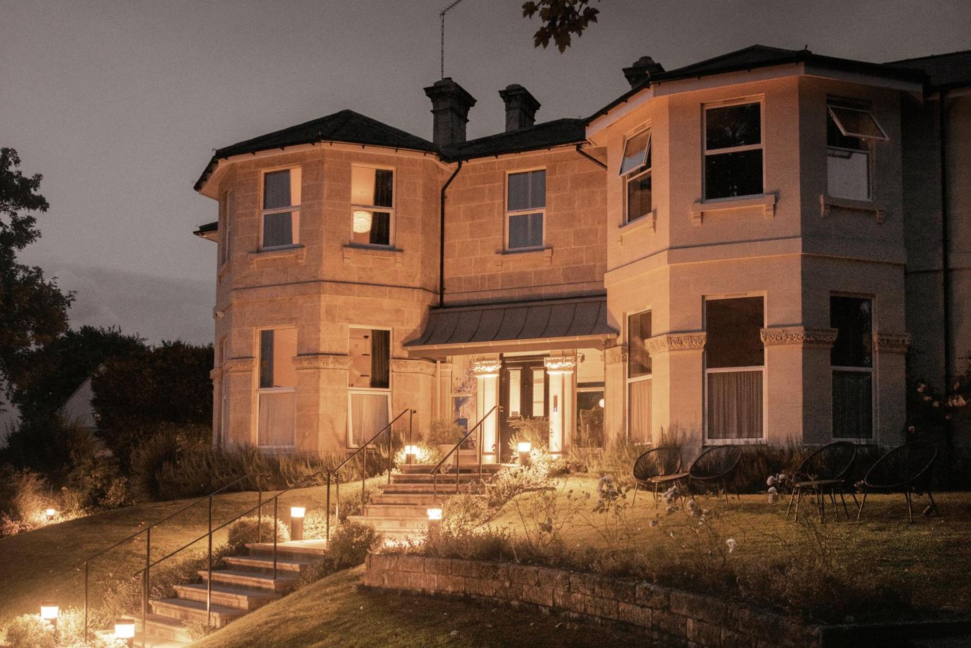 Leighton House - Boutique Guesthouse Bath Eksteriør bilde The main house at night