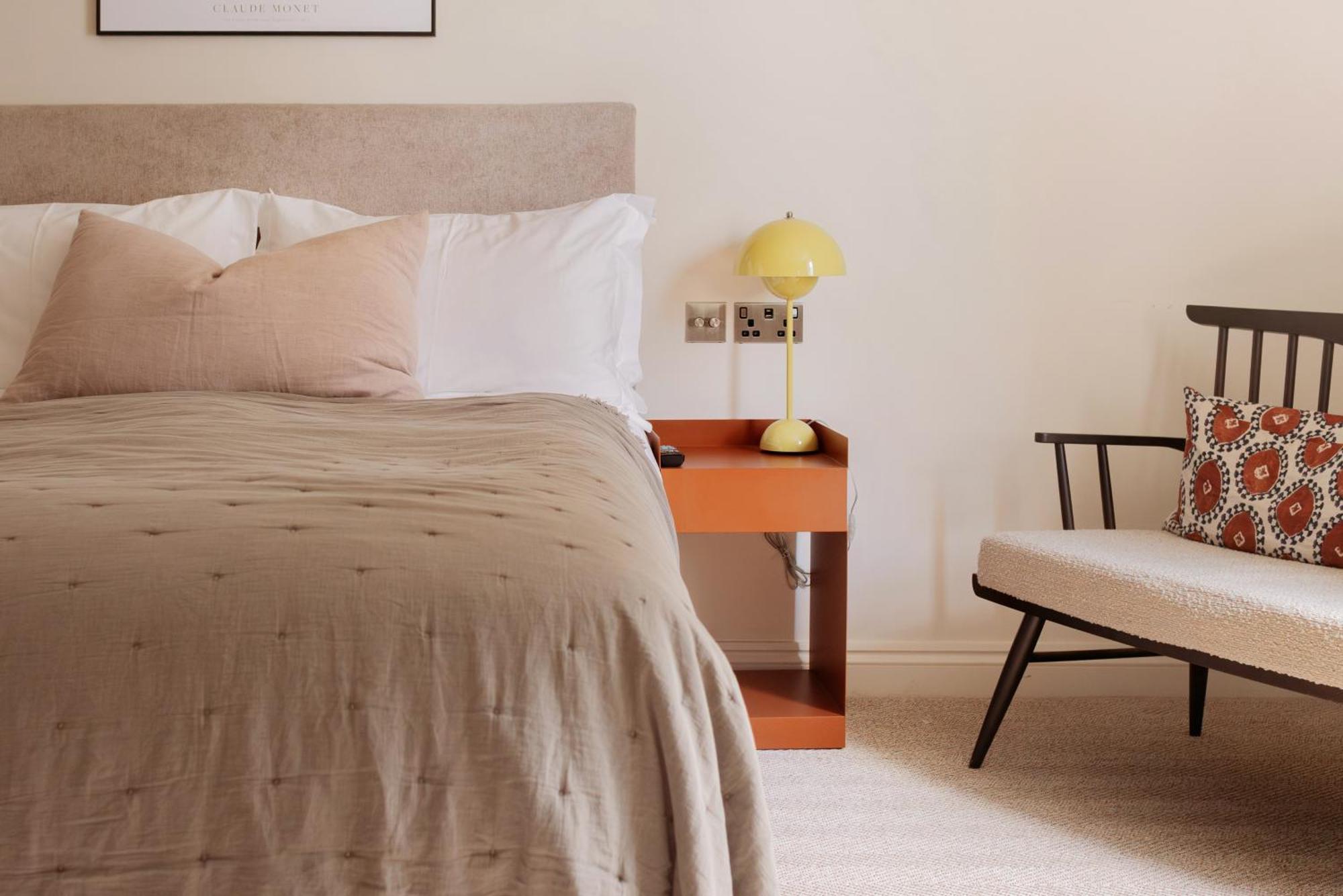 Leighton House - Boutique Guesthouse Bath Eksteriør bilde A bedroom with a bed, a chair and a bedside table